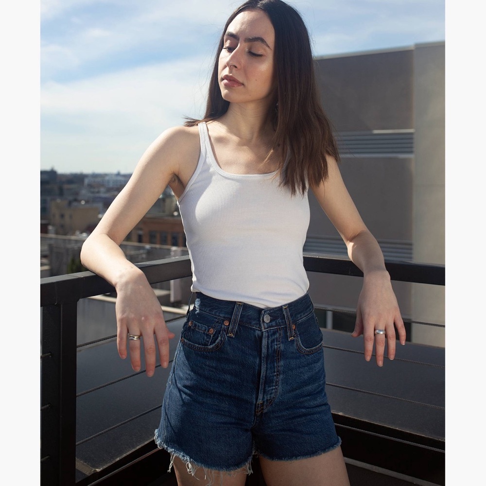 Levi’s Ribcage High Rise Denim Shorts – Size 34 (FIVE Wash)